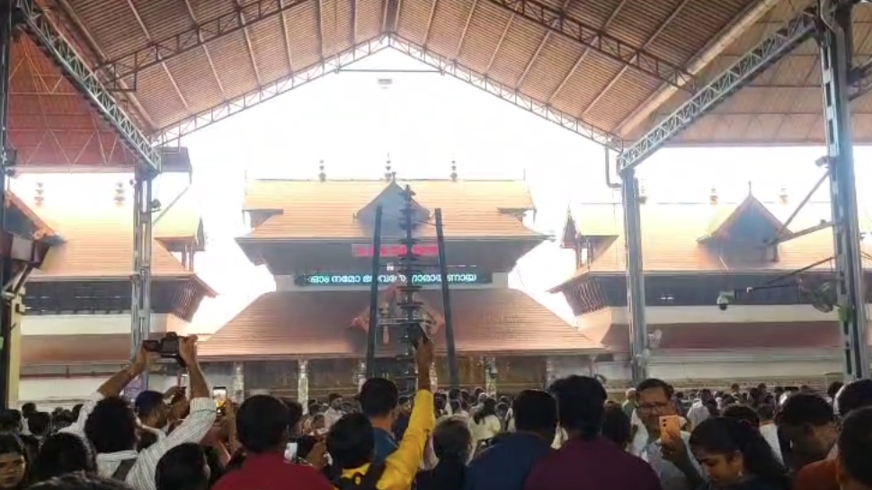 Thiruvonam 2025: നാടെങ്ങും ഓണാഘോഷം; തിരുവോണനാളിൽ ഗുരുവായൂരിൽ വൻ ഭക്തജന തിരക്ക് Thiruvonam 2025: നാടെങ്ങും ഓണാഘോഷം; തിരുവോണനാളിൽ ഗുരുവായൂരിൽ വൻ ഭക്തജന തിരക്ക്