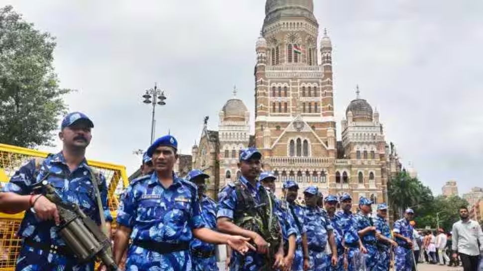 Mumbai Bomb Threat: ഗണേശോത്സവത്തിനിടെ ബോംബ് സ്ഫോടനം നടക്കുമെന്ന് ഭീഷണി; മുംബൈ നഗരത്തിൽ 34 വാഹനങ്ങളിൽ ആർഡിഎക്സ് വച്ചിട്ടുണ്ടെന്ന് സന്ദേശം Mumbai Bomb Threat: ഗണേശോത്സവത്തിനിടെ ബോംബ് സ്ഫോടനം നടക്കുമെന്ന് ഭീഷണി; മുംബൈ നഗരത്തിൽ 34 വാഹനങ്ങളിൽ ആർഡിഎക്സ് വച്ചിട്ടുണ്ടെന്ന് സന്ദേശം
