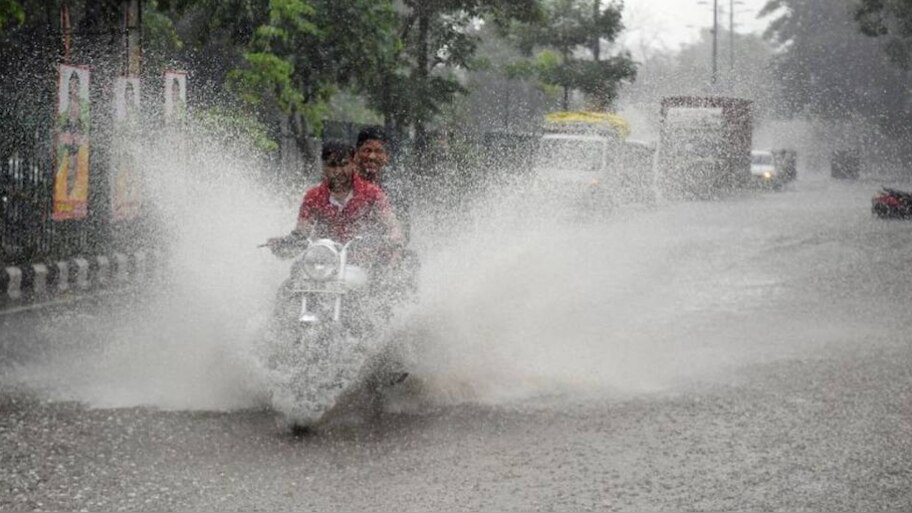 Kerala Rain: കേരളത്തിൽ ഒറ്റപ്പെട്ടയിടങ്ങളിൽ ശക്തമായ മഴയ്ക്ക് സാധ്യത, ഇന്നും നാളെയും ഇടിമിന്നൽ ജാഗ്രത നിർദേശം; ആറ് ജില്ലകളിൽ യെല്ലോ അലർട്ട്