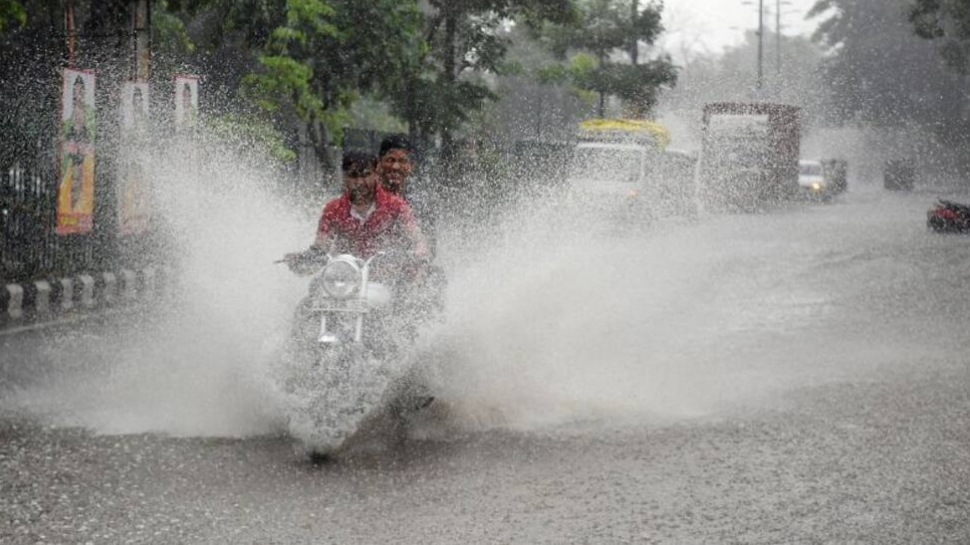 Kerala Rain: കേരളത്തിൽ ഒറ്റപ്പെട്ടയിടങ്ങളിൽ ശക്തമായ മഴയ്ക്ക് സാധ്യത, ഇന്നും നാളെയും ഇടിമിന്നൽ ജാഗ്രത നിർദേശം; ആറ് ജില്ലകളിൽ യെല്ലോ അലർട്ട് Kerala Rain: കേരളത്തിൽ ഒറ്റപ്പെട്ടയിടങ്ങളിൽ ശക്തമായ മഴയ്ക്ക് സാധ്യത, ഇന്നും നാളെയും ഇടിമിന്നൽ ജാഗ്രത നിർദേശം; ആറ് ജില്ലകളിൽ യെല്ലോ അലർട്ട്