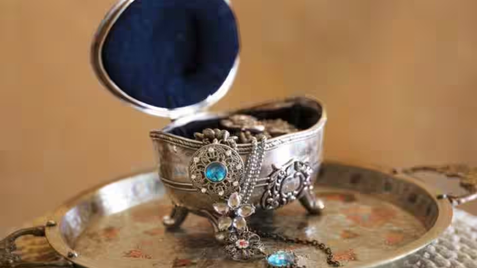 Clean Your Silver Jewellery At Home: വെള്ളി ആഭരണങ്ങളുടെ തിളക്കം നഷ്ടപ്പെട്ടോ? കളയാൻ വരട്ടെ, ഇതൊന്നു പരീക്ഷിച്ചു നോക്കൂ Clean Your Silver Jewellery At Home: വെള്ളി ആഭരണങ്ങളുടെ തിളക്കം നഷ്ടപ്പെട്ടോ? കളയാൻ വരട്ടെ, ഇതൊന്നു പരീക്ഷിച്ചു നോക്കൂ