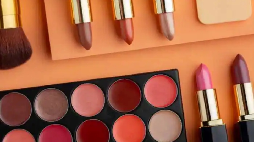 Lipstick Shades: ഇന്ത്യൻ ചർമ്മത്തിന് അനുയോജ്യമായ ലിപ്സ്റ്റിക് ഷേടുകൾ തിരഞ്ഞു മടുത്തോ? എങ്കിൽ ഈ നിറങ്ങൾ പരീക്ഷിക്കൂ Lipstick Shades: ഇന്ത്യൻ ചർമ്മത്തിന് അനുയോജ്യമായ ലിപ്സ്റ്റിക് ഷേടുകൾ തിരഞ്ഞു മടുത്തോ? എങ്കിൽ ഈ നിറങ്ങൾ പരീക്ഷിക്കൂ