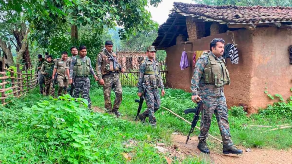 Two maoists killed in Chhattisgarh: ഛത്തീസ്ഗഡിൽ സുരക്ഷാ സേനയുമായുണ്ടായ വെടിവയ്പ്പിൽ രണ്ട് മാവോയിസ്റ്റുകളെ വധിച്ചു Two maoists killed in Chhattisgarh: ഛത്തീസ്ഗഡിൽ സുരക്ഷാ സേനയുമായുണ്ടായ വെടിവയ്പ്പിൽ രണ്ട് മാവോയിസ്റ്റുകളെ വധിച്ചു