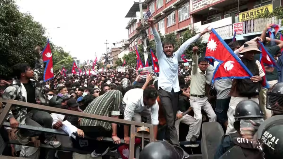 Interim government in Nepal: നേപ്പാളിൽ ഇടക്കാല സർക്കാർ രൂപീകരണം അനിശ്ചിതത്വത്തിൽ, രാജ ഭരണം പുനഃസ്ഥാപിക്കാൻ ഗൂഢാലോചന Interim government in Nepal: നേപ്പാളിൽ ഇടക്കാല സർക്കാർ രൂപീകരണം അനിശ്ചിതത്വത്തിൽ, രാജ ഭരണം പുനഃസ്ഥാപിക്കാൻ ഗൂഢാലോചന