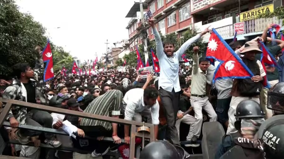 Interim government in Nepal: നേപ്പാളിൽ ഇടക്കാല സർക്കാർ രൂപീകരണം അനിശ്ചിതത്വത്തിൽ, രാജ ഭരണം പുനഃസ്ഥാപിക്കാൻ ഗൂഢാലോചന