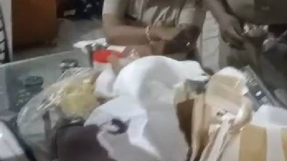 Malappuram Arms Hunt: എടവണ്ണയിൽ വൻ ആയുധ വേട്ട; എയർ ഗണ്ണുകളും റൈഫിളുകളും പിടികൂടി; ഒരാൾ അറസ്റ്റിൽ Malappuram Arms Hunt: എടവണ്ണയിൽ വൻ ആയുധ വേട്ട; എയർ ഗണ്ണുകളും റൈഫിളുകളും പിടികൂടി; ഒരാൾ അറസ്റ്റിൽ