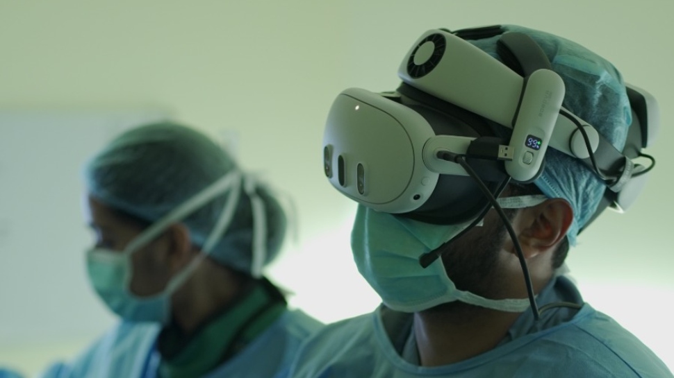 VR-assisted spine surgery: ഗേമിൽ മാത്രമല്ല, ശസ്ത്രക്രിയയിലും വിആർ ഉപയോഗിക്കാം; ചരിത്ര നേട്ടവുമായി കോഴിക്കോട് സ്റ്റാർകെയർ ആശുപത്രി VR-assisted spine surgery: ഗേമിൽ മാത്രമല്ല, ശസ്ത്രക്രിയയിലും വിആർ ഉപയോഗിക്കാം; ചരിത്ര നേട്ടവുമായി കോഴിക്കോട് സ്റ്റാർകെയർ ആശുപത്രി