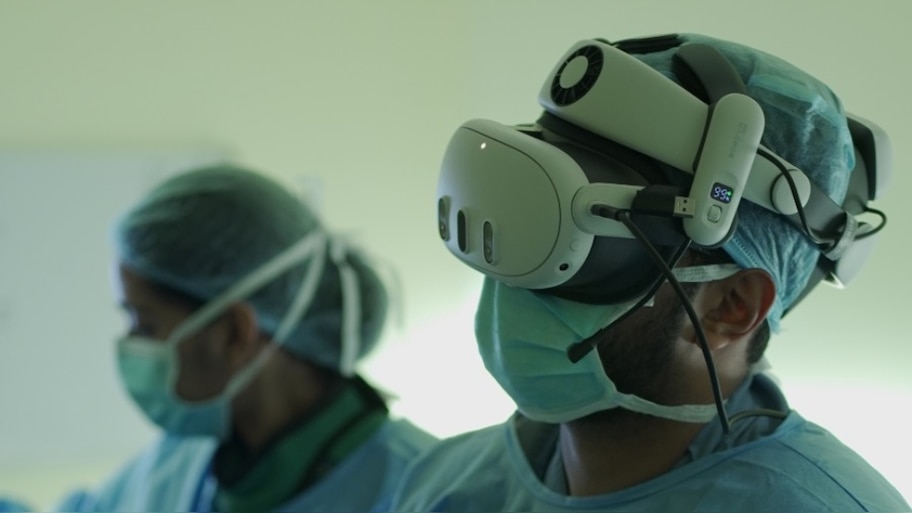  VR-assisted spine surgery: ഗേമിൽ മാത്രമല്ല, ശസ്ത്രക്രിയയിലും വിആർ ഉപയോഗിക്കാം; ചരിത്ര നേട്ടവുമായി  കോഴിക്കോട് സ്റ്റാർകെയർ ആശുപത്രി
