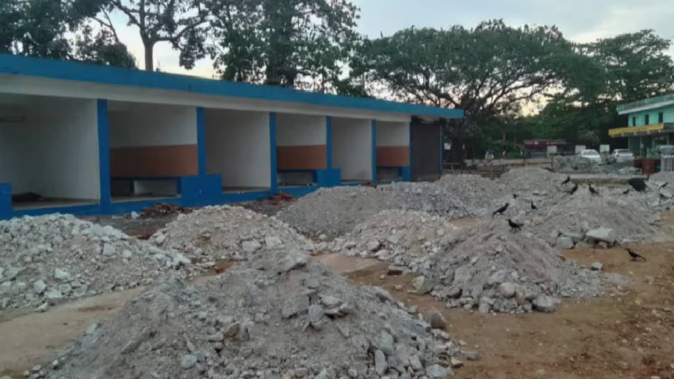 Pandalam Bus Stand: പന്തളം ബസ് സ്റ്റാന്റിന് 'സ്വാമി അയ്യപ്പൻ' എന്ന് പേരിട്ട് നഗരസഭ Pandalam Bus Stand: പന്തളം ബസ് സ്റ്റാന്റിന് 'സ്വാമി അയ്യപ്പൻ' എന്ന് പേരിട്ട് നഗരസഭ