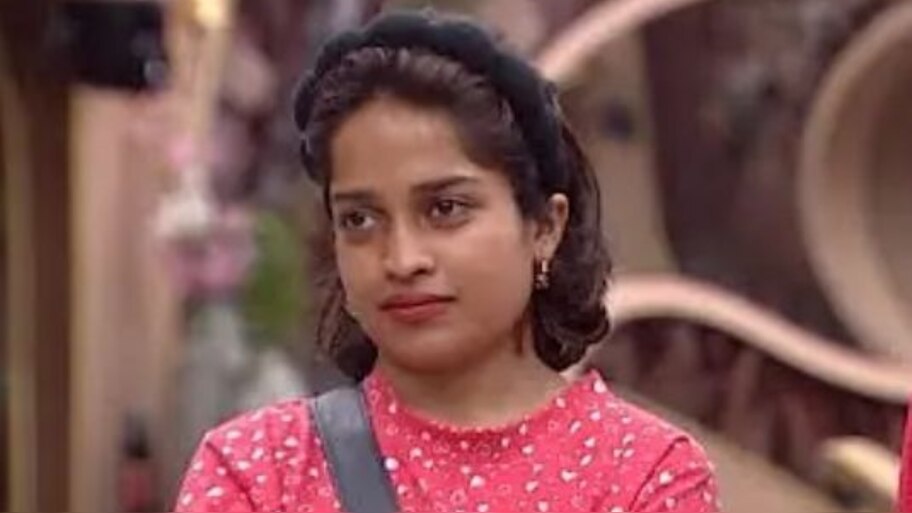Bigg Boss Malayalam Season 7: ''ഹൗസിലെ ഏറ്റവും വലിയ വിഷം, നിലപാടുകളുടെ രാജകുമാരി''; റിയാസ് വന്നതോടെ ആദിലയുടെ തനിനിറം പുറത്തായെന്ന് പ്രേക്ഷകർ