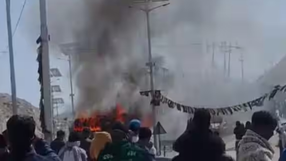 Ladakh Protest: ലഡാക്കിൽ പ്രതിഷേധം അക്രമാസക്തമാകുന്നു; ബിജെപി ഓഫീസ് തീയിട്ട് പ്രധിഷേധക്കാർ Ladakh Protest: ലഡാക്കിൽ പ്രതിഷേധം അക്രമാസക്തമാകുന്നു; ബിജെപി ഓഫീസ് തീയിട്ട് പ്രധിഷേധക്കാർ