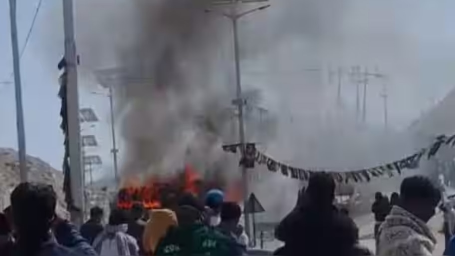 Ladakh Protest: ലഡാക്കിൽ പ്രതിഷേധം അക്രമാസക്തമാകുന്നു; ബിജെപി ഓഫീസ് തീയിട്ട് പ്രധിഷേധക്കാർ