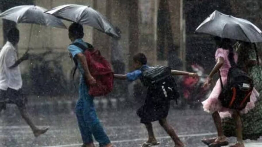 School Holiday: താമസിച്ചെത്തിയ മഴ അവധി; വലഞ്ഞ് വിദ്യാർത്ഥികളും രക്ഷിതാക്കളും