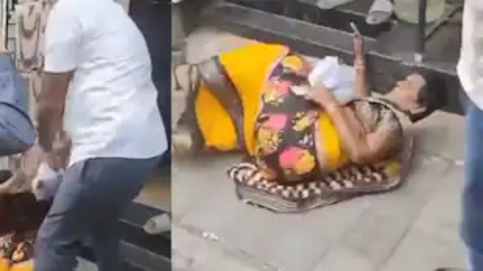 Bengaluru Woman Brutally Kicked: യുവാക്കൾ കൂട്ടം ചേർന്ന് സ്ത്രീയെ ആക്രമിക്കുന്നു, ഞെട്ടിക്കുന്ന ദൃശ്യം സമൂഹ മാധ്യമങ്ങളിൽ വൈറൽ Bengaluru Woman Brutally Kicked: യുവാക്കൾ കൂട്ടം ചേർന്ന് സ്ത്രീയെ ആക്രമിക്കുന്നു, ഞെട്ടിക്കുന്ന ദൃശ്യം സമൂഹ മാധ്യമങ്ങളിൽ വൈറൽ