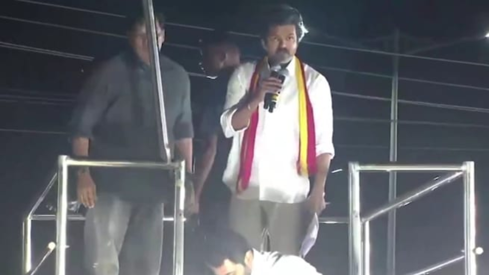 Karur TVK Rally Stampede: കരൂർ ദുരന്തത്തിൽ കേസെടുത്ത് പോലീസ്; ടിവികെ സംസ്ഥാന നേതാക്കൾ പ്രതികൾ Karur TVK Rally Stampede: കരൂർ ദുരന്തത്തിൽ കേസെടുത്ത് പോലീസ്; ടിവികെ സംസ്ഥാന നേതാക്കൾ പ്രതികൾ