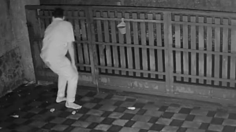 Theft In Kozhikode: കോഴിക്കോട് ഡോക്ടറുടെ വീട്ടിൽ മോഷണം, 40 പവൻ സ്വർണം കവ‍ർന്നു; പ്രതിക്കായി തിരച്ചിൽ ശക്തമാക്കി പോലീസ്