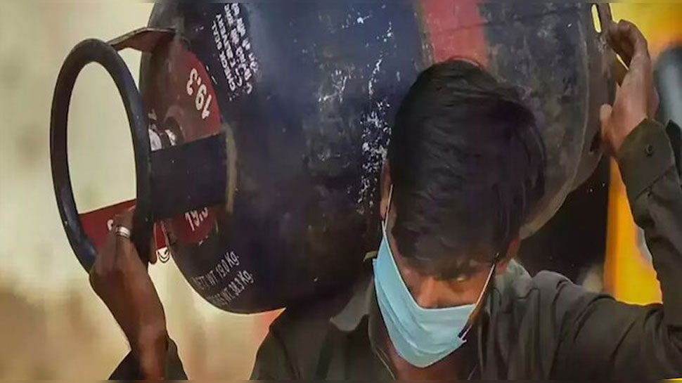 LPG Price Hike: മാസത്തിന്റെ ആദ്യ ദിനം ഉപഭോക്താക്കൾക്ക് ഇരുട്ടടി; വാണിജ്യ എൽപിജി സിലിണ്ടറുകളുടെ വില വർദ്ധിച്ചു! LPG Price Hike: മാസത്തിന്റെ ആദ്യ ദിനം ഉപഭോക്താക്കൾക്ക് ഇരുട്ടടി; വാണിജ്യ എൽപിജി സിലിണ്ടറുകളുടെ വില വർദ്ധിച്ചു!