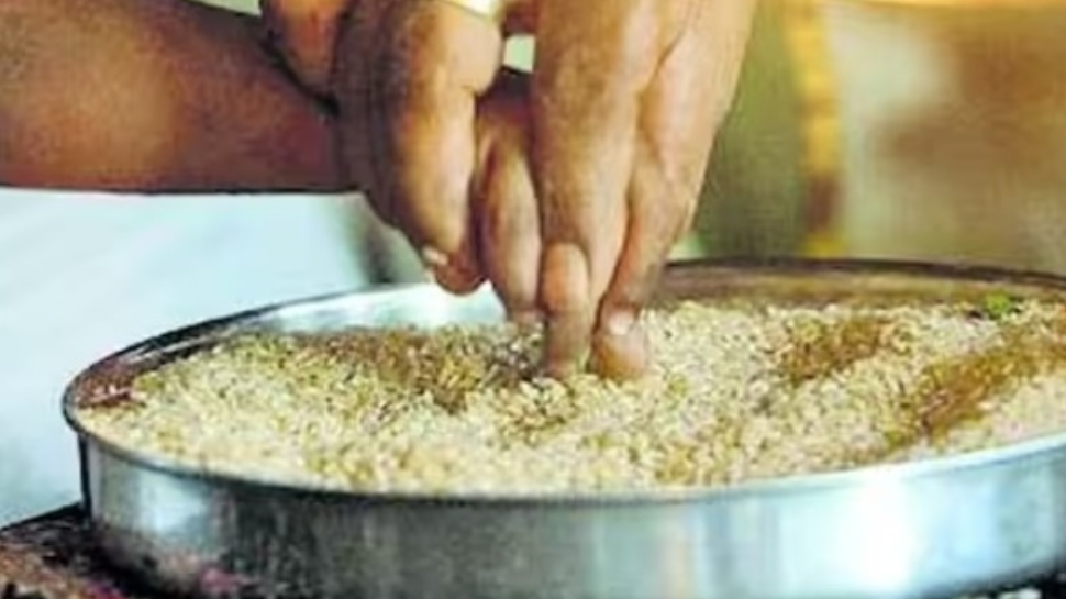 Vijayadashami 2025: ഇന്ന് വിജയദശമി; ആദ്യാക്ഷരം കുറിക്കാൻ കുരുന്നുകൾ, ക്ഷേത്രങ്ങളിൽ ഭക്തജനത്തിരക്ക് Vijayadashami 2025: ഇന്ന് വിജയദശമി; ആദ്യാക്ഷരം കുറിക്കാൻ കുരുന്നുകൾ, ക്ഷേത്രങ്ങളിൽ ഭക്തജനത്തിരക്ക്