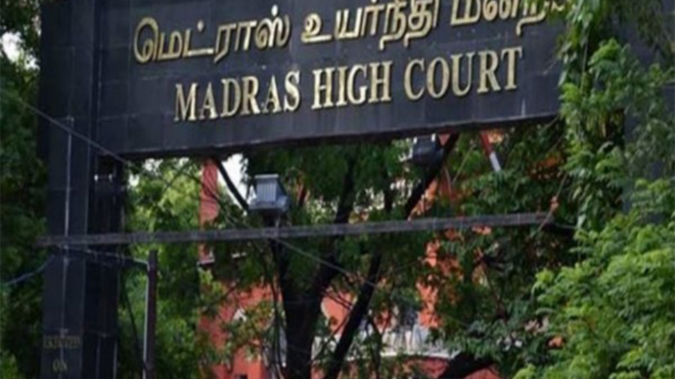 Madras High Court: 'വിജയ്ടെ കാരവാൻ പിടിച്ചെടുക്കണം, സിസിടിവി ദൃശ്യങ്ങൾ ശേഖരിക്കണം'; മദ്രാസ് ഹൈക്കോടതി ഉത്തരവ് Madras High Court: 'വിജയ്ടെ കാരവാൻ പിടിച്ചെടുക്കണം, സിസിടിവി ദൃശ്യങ്ങൾ ശേഖരിക്കണം'; മദ്രാസ് ഹൈക്കോടതി ഉത്തരവ്