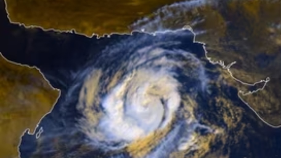 Cyclone Shakthi: ശക്തി ചുഴലിക്കാറ്റ് തീരത്തോട് അടുക്കുന്നു; അതിതീവ്ര മഴയ്ക്കും 100 കി.മീറ്റർ വേഗത്തിൽ കാറ്റിനും സാധ്യത, മൂന്നറിയിപ്പ് ഈ ജില്ലകളിൽ 