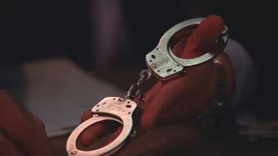 Crime News: ബസ് സ്റ്റോപ്പിൽ കഞ്ചാവ് വിൽപ്പന; 1.3 കിലോ കഞ്ചാവുമായി ബംഗാൾ സ്വദേശി അറസ്റ്റിൽ Crime News: ബസ് സ്റ്റോപ്പിൽ കഞ്ചാവ് വിൽപ്പന; 1.3 കിലോ കഞ്ചാവുമായി ബംഗാൾ സ്വദേശി അറസ്റ്റിൽ