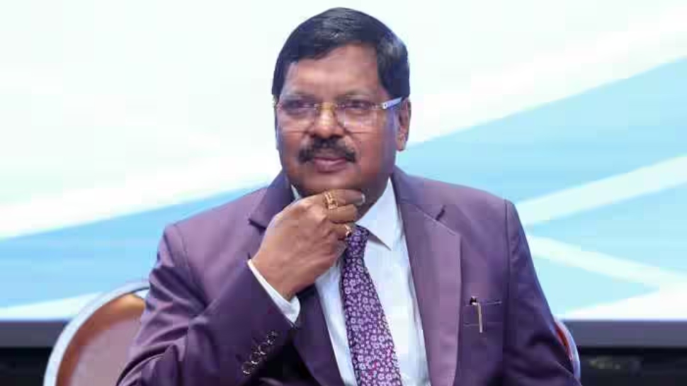 Man Throws Shoe At CJI: 'സനാതന ധർമ്മത്തിന് അപമാനം' ചീഫ് ജസ്റ്റിസ് ബി ആർ ഗവായ്ക്ക് നേരെ ഷൂ വലിച്ചെറിഞ്ഞ് അഭിഭാഷകൻ Man Throws Shoe At CJI: 'സനാതന ധർമ്മത്തിന് അപമാനം' ചീഫ് ജസ്റ്റിസ് ബി ആർ ഗവായ്ക്ക് നേരെ ഷൂ വലിച്ചെറിഞ്ഞ് അഭിഭാഷകൻ