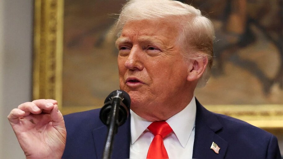 Trump imposes 25% Tariffs: മീഡിയം, ഹെവി ഡ്യൂട്ടി ട്രക്കുകൾക്ക് 25% തീരുവ പ്രഖ്യാപിച്ച് ഡൊണാൾഡ് ട്രംപ്