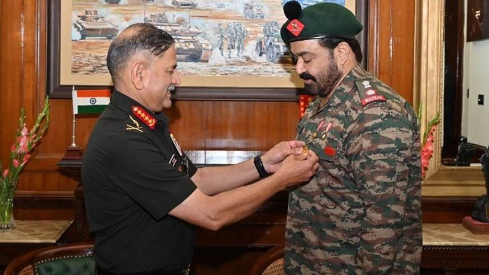 Mohanlal: ദാദാ സാഹിബ് ഫാൽക്കെ അവാർഡ്; മോഹൻലാലിന് കരസേനയുടെ ആദരം Mohanlal: ദാദാ സാഹിബ് ഫാൽക്കെ അവാർഡ്; മോഹൻലാലിന് കരസേനയുടെ ആദരം