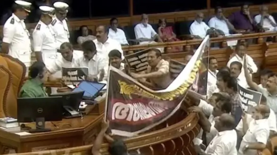 Niyamasabha: ചീഫ് മാർഷ്യലിനെ മർദിച്ച സംഭവം; മൂന്ന് എംഎൽഎമാർക്കെതിരെ സസ്പെൻഷൻ Niyamasabha: ചീഫ് മാർഷ്യലിനെ മർദിച്ച സംഭവം; മൂന്ന് എംഎൽഎമാർക്കെതിരെ സസ്പെൻഷൻ