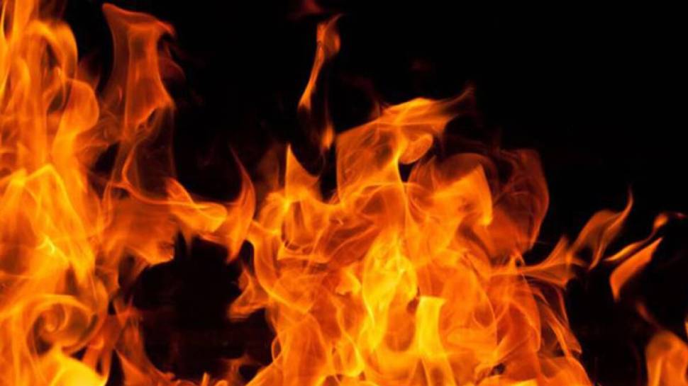 Kannur Fire Break Out: കണ്ണൂരിൽ വൻ തീപ്പിടുത്തം; തളിപ്പറമ്പ് ബസ് സ്റ്റാൻഡിന് സമീപത്തെ ഷോപ്പിംഗ് കോംപ്ലക്സിലാണ് തീപടർന്നത് Kannur Fire Break Out: കണ്ണൂരിൽ വൻ തീപ്പിടുത്തം; തളിപ്പറമ്പ് ബസ് സ്റ്റാൻഡിന് സമീപത്തെ ഷോപ്പിംഗ് കോംപ്ലക്സിലാണ് തീപടർന്നത്