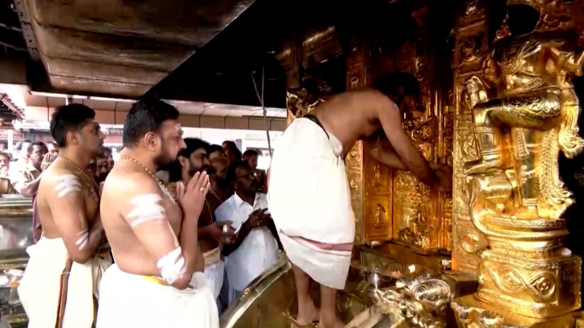 Sabarimala: ശബരിമല സ്വർണ്ണപ്പാളി വിവാദം: 2019 ൽ സ്വർണ്ണം പൂശാൻ പണം നൽകിയത് ഗോവർധനൻ, അന്വേഷണം സ്പോൺസറിലേക്ക് Sabarimala: ശബരിമല സ്വർണ്ണപ്പാളി വിവാദം: 2019 ൽ സ്വർണ്ണം പൂശാൻ പണം നൽകിയത് ഗോവർധനൻ, അന്വേഷണം സ്പോൺസറിലേക്ക്