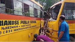 School Bus Accident: എറണാകുളത്ത് സ്കൂൾ ബസുകൾ തമ്മിൽ കൂട്ടി ഇടിച്ചു; 12 വിദ്യാര്‍ത്ഥികള്‍ക്ക് പരിക്ക്