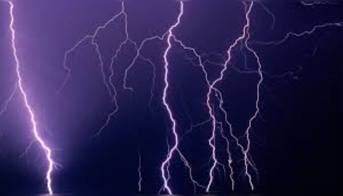 Lightning Strike: പാലക്കാട് ഇടിമിന്നലേറ്റ് യുവതിക്ക് പരിക്ക്; കൈക്ക് പൊള്ളലേറ്റു, സംഭവം കുട്ടികളെ പഠിപ്പിക്കുന്നതിനിടെ