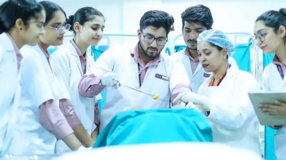Kerala Health Department: സംസ്ഥാനത്തെ എല്ലാ ആശുപത്രികളിലും നഴ്സുമാര്‍ക്ക് ഇനി ഏകീകൃത ഷിഫ്റ്റ്; അധികസമയത്തിന് അലവൻസ്