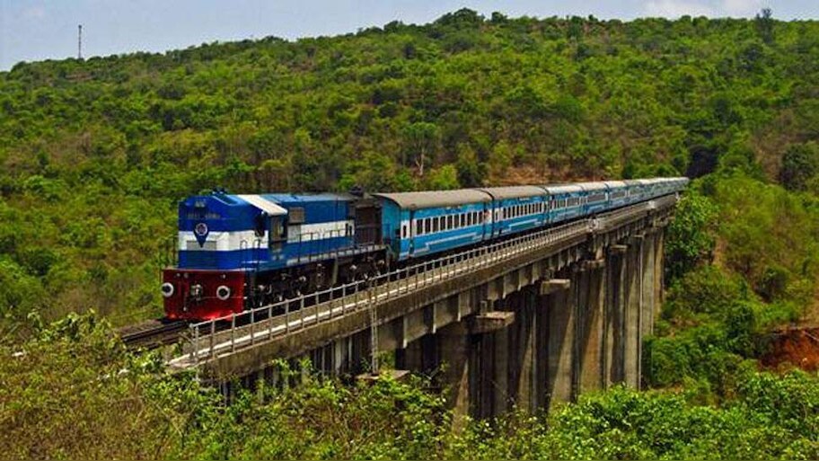 Trains in Kerala: മൺസൂൺ സമയക്രമം പിൻവലിച്ചു; കൊങ്കൺ പാതയിലൂടെ ഓടുന്ന 38 ട്രെയിനുകളുടെ സമയത്തിൽ ഇന്നു മുതൽ മാറ്റം