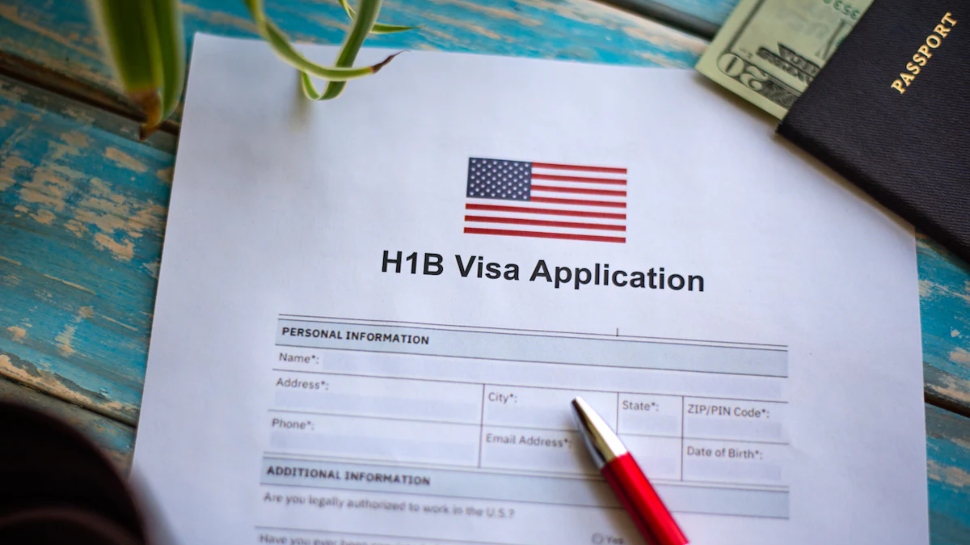 H1B Visa: ഇന്ത്യൻ ഐടി പ്രൊഫഷണലുകൾക്കും വിദ്യാർത്ഥികൾക്കും ആശ്വാസം; നിലവിലുള്ള H1B വിസ ഉടമകൾക്ക് ഫീസ് ഇളവ് പ്രഖ്യാപിച്ചു H1B Visa: ഇന്ത്യൻ ഐടി പ്രൊഫഷണലുകൾക്കും വിദ്യാർത്ഥികൾക്കും ആശ്വാസം; നിലവിലുള്ള H1B വിസ ഉടമകൾക്ക് ഫീസ് ഇളവ് പ്രഖ്യാപിച്ചു