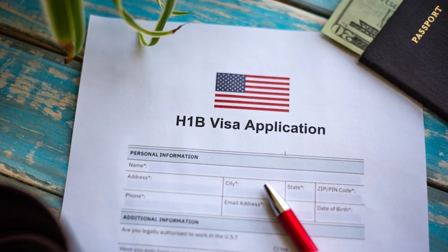 H1B Visa: ഇന്ത്യൻ ഐടി പ്രൊഫഷണലുകൾക്കും വിദ്യാർത്ഥികൾക്കും ആശ്വാസം; നിലവിലുള്ള  H1B വിസ ഉടമകൾക്ക് ഫീസ് ഇളവ് പ്രഖ്യാപിച്ചു