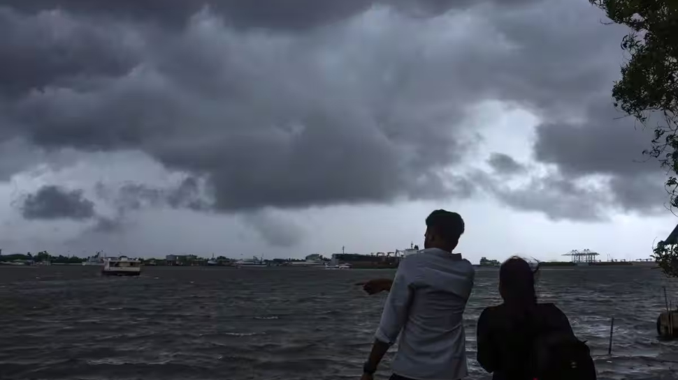 Kerala Rain Alert: സംസ്ഥാനത്ത് റെഡ് അലർട്ട് പിൻവലിച്ചു; 10 ജില്ലകളിൽ അതിശക്ത മഴ മുന്നറിയിപ്പ്, ഓറഞ്ച് അലർട്ട് പ്രഖ്യാപിച്ചു Kerala Rain Alert: സംസ്ഥാനത്ത് റെഡ് അലർട്ട് പിൻവലിച്ചു; 10 ജില്ലകളിൽ അതിശക്ത മഴ മുന്നറിയിപ്പ്, ഓറഞ്ച് അലർട്ട് പ്രഖ്യാപിച്ചു