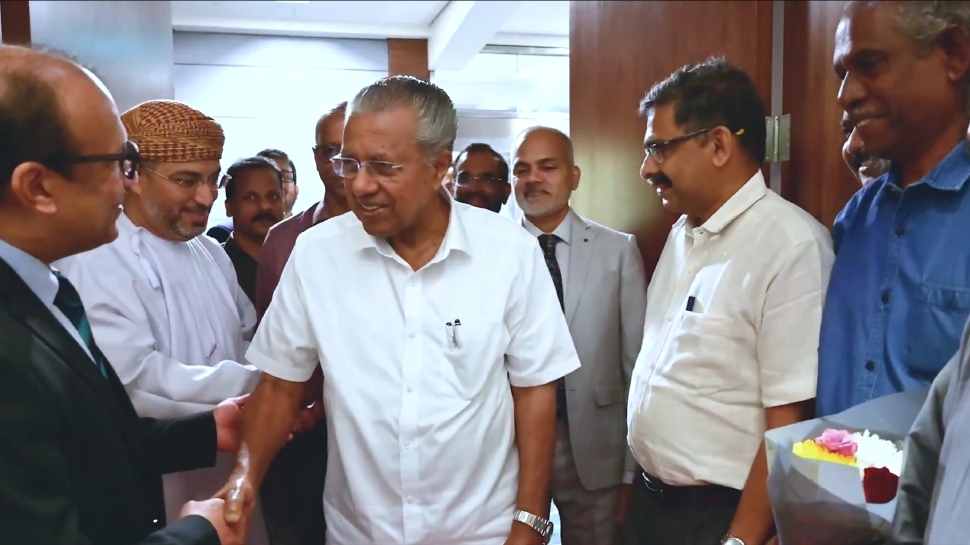 CM Gulf Visit: രണ്ട് ദിവസത്തെ സന്ദർശനത്തിനായ് മുഖ്യമന്ത്രി പിണറായി വിജയൻ ഒമാനിലെത്തി CM Gulf Visit: രണ്ട് ദിവസത്തെ സന്ദർശനത്തിനായ് മുഖ്യമന്ത്രി പിണറായി വിജയൻ ഒമാനിലെത്തി