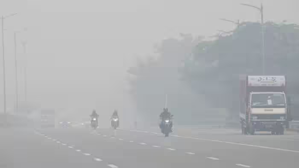 Delhi Air pollution: ദീപാവലിക്ക് ശേഷം വായുമലിനീകരണത്തിൽ വൻ വർധനവ്; ആശങ്കയിൽ ഡൽഹി Delhi Air pollution: ദീപാവലിക്ക് ശേഷം വായുമലിനീകരണത്തിൽ വൻ വർധനവ്; ആശങ്കയിൽ ഡൽഹി