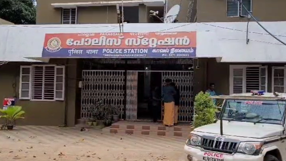 Crime News: പാറശ്ശാലയിൽ 19കാരിക്ക് നേരെ നഗ്നതാ പ്രദർശനം നടത്തിയ പൊലീസുകാരൻ പിടിയിൽ Crime News: പാറശ്ശാലയിൽ 19കാരിക്ക് നേരെ നഗ്നതാ പ്രദർശനം നടത്തിയ പൊലീസുകാരൻ പിടിയിൽ