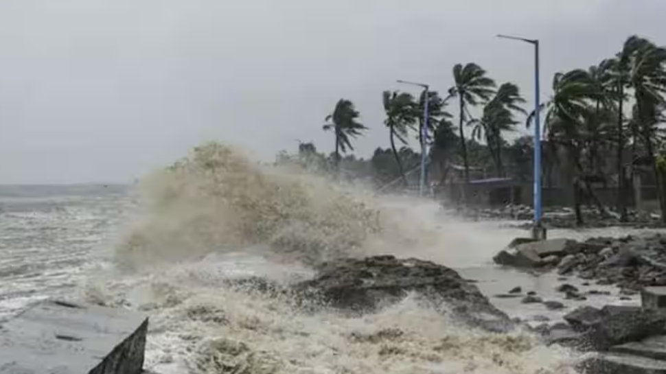 Cyclone Montha: ‘മൊന്ത’ ചുഴലിക്കാറ്റ് തീരത്തോട് അടുക്കുന്നു; ആന്ധ്രാപ്രദേശില് കനത്ത ജാഗ്രത Cyclone Montha: ‘മൊന്ത’ ചുഴലിക്കാറ്റ് തീരത്തോട് അടുക്കുന്നു; ആന്ധ്രാപ്രദേശില് കനത്ത ജാഗ്രത
