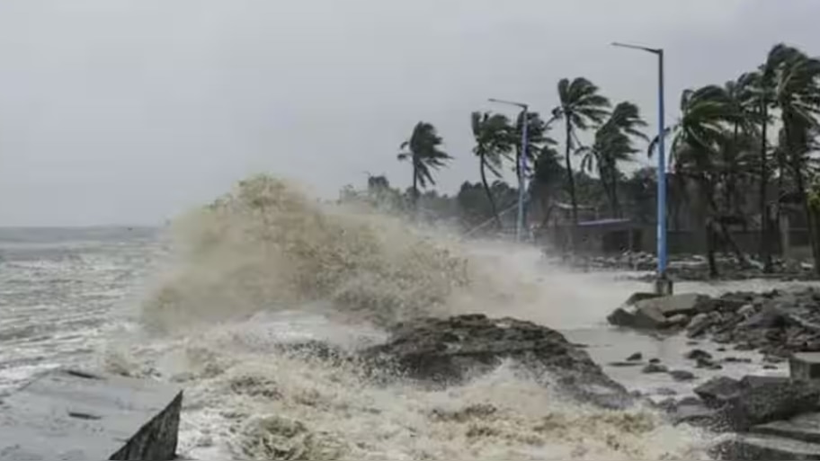 Cyclone Montha: ‘മൊന്‍ത’ ചുഴലിക്കാറ്റ് തീരത്തോട് അടുക്കുന്നു; ആന്ധ്രാപ്രദേശില്‍ കനത്ത ജാഗ്രത
