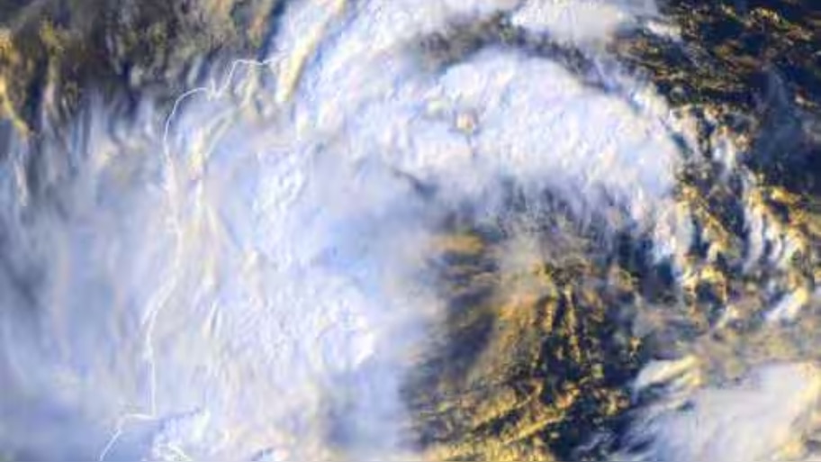 Montha Storm: മോൻത ചുഴലിക്കാറ്റ് ആന്ധ്ര തീരം തൊട്ടു; 110 കിലോമീറ്റർ ​വേ​ഗത, പ്രദേശത്ത് നിന്ന് ജനങ്ങളെ ഒഴിപ്പിച്ചു, നിരവധി ട്രെയിനുകൾ റദ്ദാക്കി