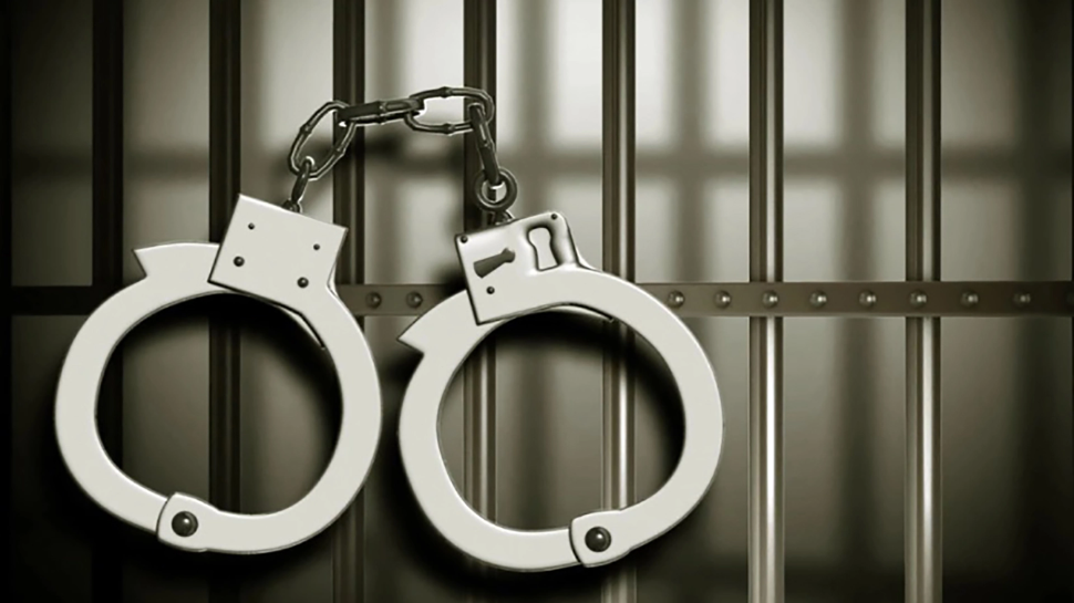 Kanchipuram Robbery: കൊറിയർ വാഹനം തടഞ്ഞ് 4.5 കോടി കവർന്നു; കാഞ്ചീപുരത്തെ കവർച്ചയ്ക്ക് പിന്നിൽ മലയാളി സംഘം, 5 പേർ പിടിയിൽ Kanchipuram Robbery: കൊറിയർ വാഹനം തടഞ്ഞ് 4.5 കോടി കവർന്നു; കാഞ്ചീപുരത്തെ കവർച്ചയ്ക്ക് പിന്നിൽ മലയാളി സംഘം, 5 പേർ പിടിയിൽ