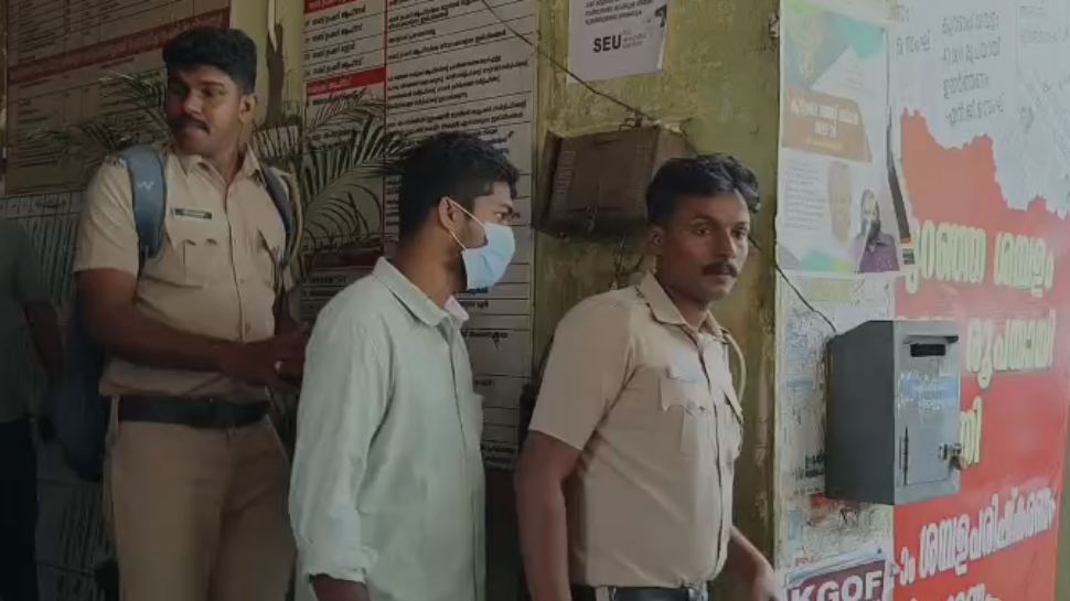Kavitha Murder: യുവതിയെ തീ കൊളുത്തി കൊന്ന കേസിൽ പ്രതി കുറ്റക്കാരൻ; ശിക്ഷാവിധി വ്യാഴാഴ്ച Kavitha Murder: യുവതിയെ തീ കൊളുത്തി കൊന്ന കേസിൽ പ്രതി കുറ്റക്കാരൻ; ശിക്ഷാവിധി വ്യാഴാഴ്ച