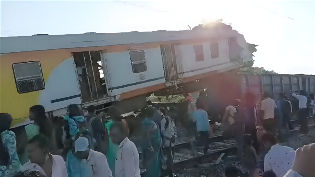 Bilaspur Train Accident: ബിലാസ്പൂരിൽ ട്രെയിനുകൾ തമ്മിൽ കൂട്ടിയിടിച്ചു; 10 മരണം Bilaspur Train Accident: ബിലാസ്പൂരിൽ ട്രെയിനുകൾ തമ്മിൽ കൂട്ടിയിടിച്ചു; 10 മരണം