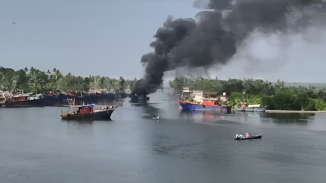Kollam: കായലിൽ നങ്കൂരമിട്ടിരുന്ന 2 ബോട്ടുകൾക്ക് തീപിടിച്ചു; ഗ്യാസിൽ നിന്ന് തീപടർന്നെന്ന് നിഗമനം Kollam: കായലിൽ നങ്കൂരമിട്ടിരുന്ന 2 ബോട്ടുകൾക്ക് തീപിടിച്ചു; ഗ്യാസിൽ നിന്ന് തീപടർന്നെന്ന് നിഗമനം