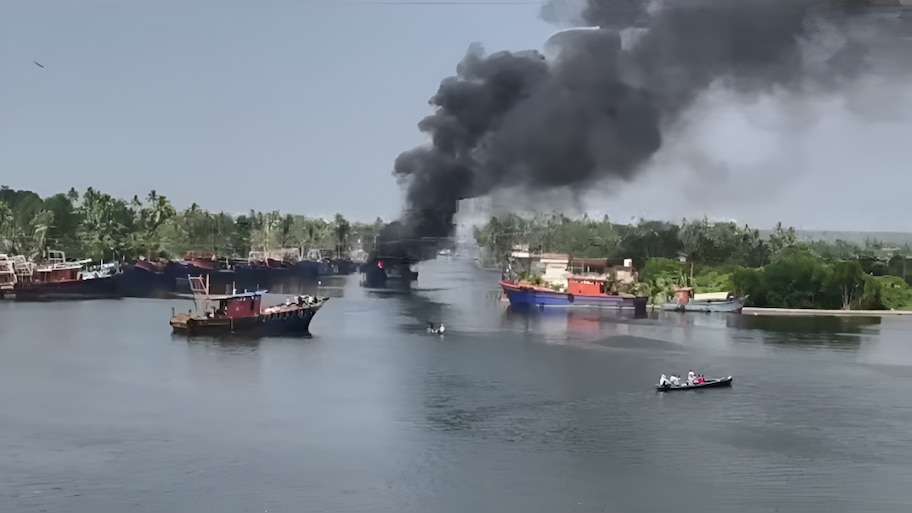Kollam: കായലിൽ നങ്കൂരമിട്ടിരുന്ന 2 ബോട്ടുകൾക്ക് തീപിടിച്ചു; ഗ്യാസിൽ നിന്ന് തീപടർന്നെന്ന് നി​ഗമനം
