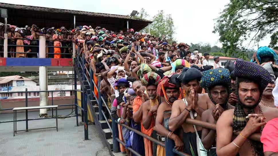 Sabarimala Crowd: ശബരിമലയിൽ വൻ ഭക്തജനത്തിരക്ക്; ഇന്നലെ മാത്രം എത്തിയത് 87493 പേർ Sabarimala Crowd: ശബരിമലയിൽ വൻ ഭക്തജനത്തിരക്ക്; ഇന്നലെ മാത്രം എത്തിയത് 87493 പേർ
